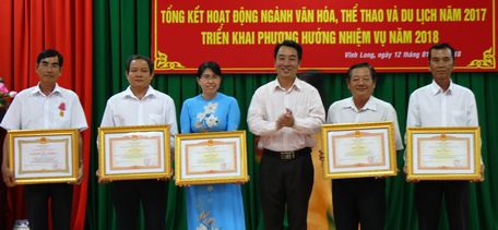  Ông Lữ Quang Ngời- Ủy viên Thường vụ Tỉnh ủy, Phó Chủ tịch UBND tỉnh trao Huân chương Lao động hạng ba và bằng khen của Thủ tướng Chính phủ cho các cá nhân tiêu biểu.
