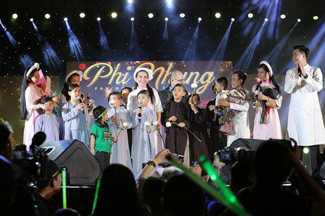 Đây cũng là dịp để Phi Nhung khoe với khán giả những người con nuôi mà cô đang đỡ đầu.