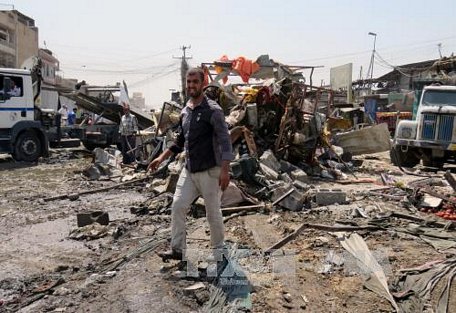 Hiện trường một vụ đánh bom ở Baghdad, Iraq ngày 28/8/2017. Ảnh: AFP/TTXVN