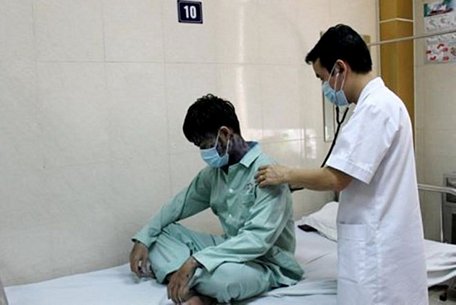 Bác sỹ khám cho một bệnh nhân mắc bệnh thủy đậu. (Ảnh: PV/Vietnam+)