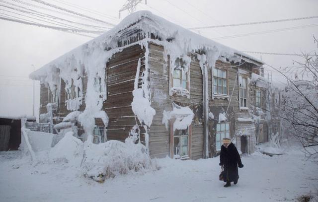 Một ngôi nhà đã bị băng tuyết phủ kín.