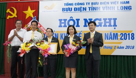 Bưu điện tỉnh Vĩnh Long nhận giấy khen của Bưu điện Việt Nam vì hoàn thành tốt mục tiêu sản xuất kinh doanh trong năm 2017.