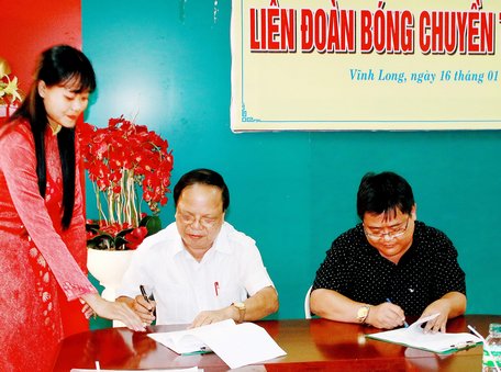Ông Phạm Thanh Hải- Giám đốc LienVietPostBank chi nhánh Vĩnh Long (phải) ký hợp đồng tài trợ thêm cho Liên đoàn Bóng chuyền tỉnh Vĩnh Long số tiền 300 triệu đồng/3 năm (2018- 2020).
