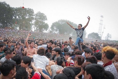 Những người tham gia giẫm đạp lên nhau để tranh được quả phết trong lễ hội Phết Hiền Quan (Phú Thọ) năm 2015. (Ảnh chỉ mang tính minh họa: Vietnam+)