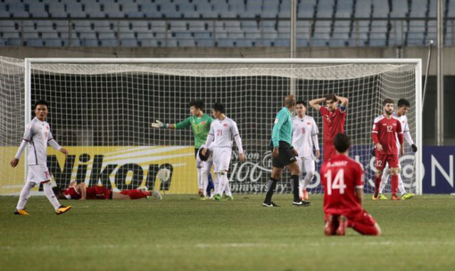 Các cầu thủ Syria tiếc nuối sau một tình huống bỏ lỡ - Ảnh: N.K