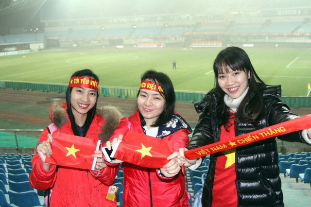 Ba nữ CĐV VN có mặt trên khán đài sân Thường Thục ủng hộ U23 VN. Ảnh: N.K