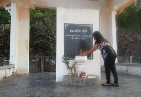 Nhà bia tưởng niệm các nạn nhân tử nạn trong cơn bão Linda năm 1997 tại xã đảo Nam Du (quần đảo Nam Du, tỉnh Kiên Giang).