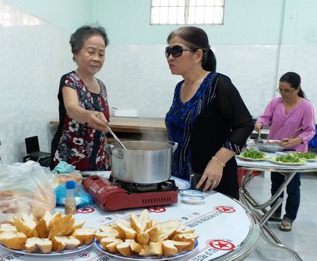 Phụ nữ khiếm thị được quan tâm tạo điều kiện hòa nhập cộng đồng. Trong ảnh: Hội thi nấu ăn dành cho phụ nữ khiếm thị. 