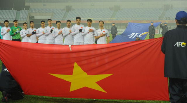 Các cầu thủ U23 Việt Nam của chúng ta hát quốc ca trước trận đấu