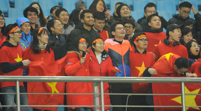  Các CĐV Việt Nam có mặt trên sân cổ vũ cho thầy trò HLV Park Hang Seo