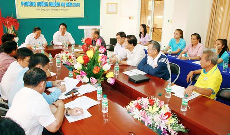 Quang cảnh buổi làm việc tổng kết, đánh giá hoạt động năm 2017 của Liên đoàn Bóng chuyền tỉnh Vĩnh Long.