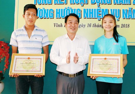 Ông Lữ Quang Ngời- Phó Chủ tịch UBND tỉnh trao Bằng khen của UBND tỉnh cho đội bóng chuyền nam và nữ của tỉnh.