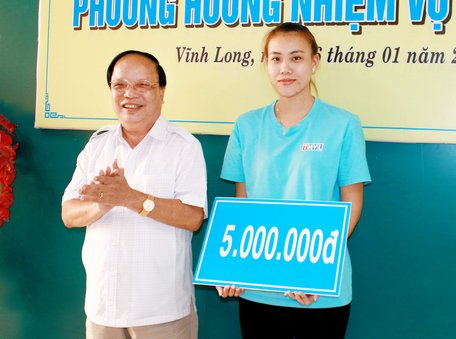 Ông Nguyễn Văn Diệp- Chủ tịch Liên đoàn Bóng chuyền tỉnh Vĩnh Long trao thưởng mỗi đội bóng chuyền trẻ nữ tỉnh 5 triệu đồng.