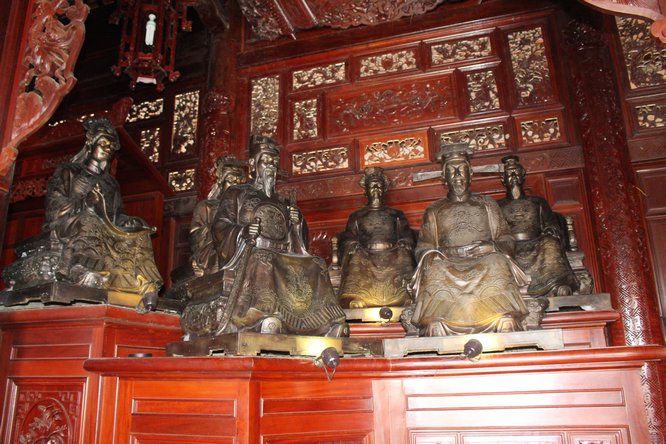 Đền thờ có nhiều tượng đồng danh nhân lớn nhất về các nhân vật có công thời khai mở đất phương Nam gồm 125 nhân vật.