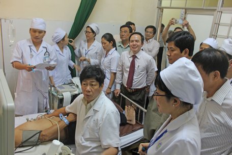 Đích thân Giám đốc và Phó Giám đốc Bệnh viện Thống Nhất xem bác sĩ của mình chuyển giao kỹ thuật siêu âm tim gắng sức tại BVĐK tỉnh Vĩnh Long.
