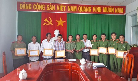 Tập thể và cá nhân được nhận giấy khen của Ban Giám đốc Công an tỉnh Tiền Giang.