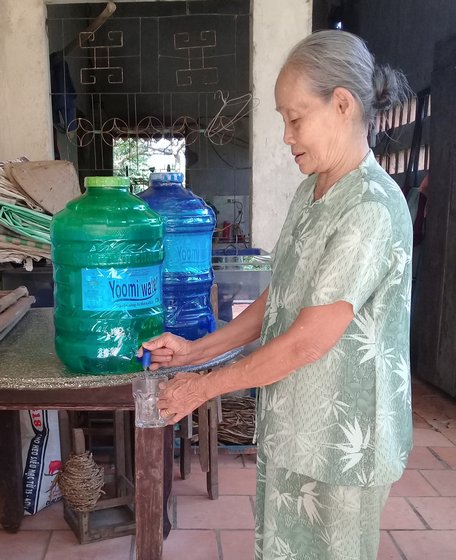Khát khao được sử dụng nước sạch là niềm mong mỏi chính đáng và rất cấp thiết của người dân ấp Phú Thuận 2 hiện nay.