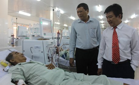 Lãnh đạo Sở Y tế và Trung tâm Y tế TP Vĩnh Long thăm người bệnh ngày đơn vị này nhận hỗ trợ 50 máy chạy thận nhân tạo mới.