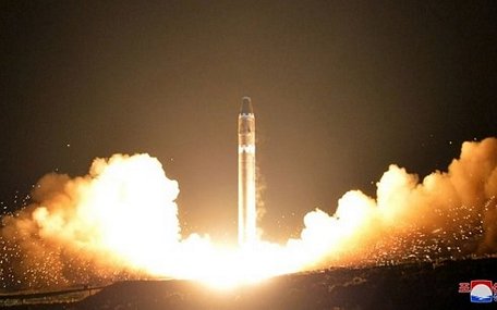Tên lửa đạn đạo liên lục địa Hwasong-15 của Triều Tiên rời bệ phóng. Ảnh: KCNA.