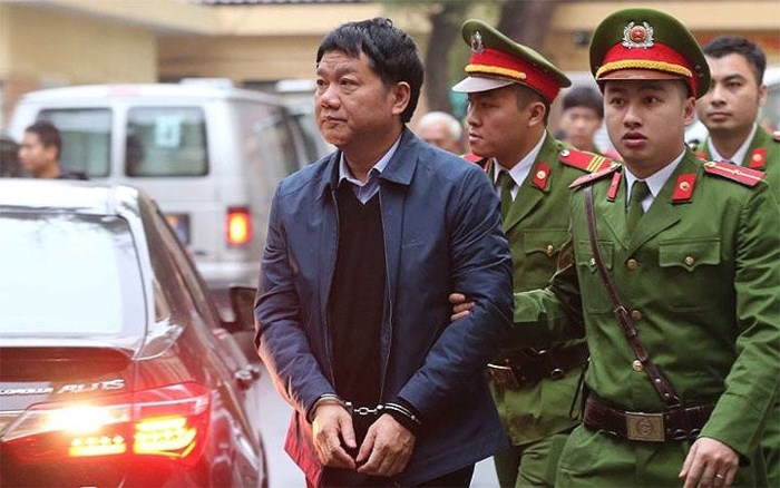 Ông Đinh La Thăng cùng 11 bị cáo bị truy tố về tội Cố ý làm trái quy định của Nhà nước về quản lý kinh tế gây hậu quả nghiêm trọng. 8 bị cáo bị truy tố về tội Tham ô tài sản. (Ảnh: TTXVN)