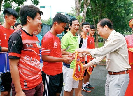 Ông Lê Tiến Dũng- Giám đốc Công ty TNHH TM DV XNK Mỹ Hạnh (My Hanh Imexco) trao cờ lưu niệm cho các đội tham dự giải tại lễ khai mạc.