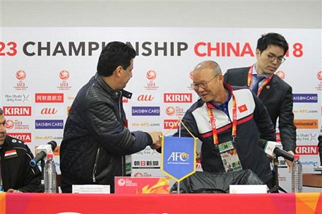 HLV Park Hang-seo và HLV Abdul Ghani Shahad tại cuộc họp báo trước trận đấu.