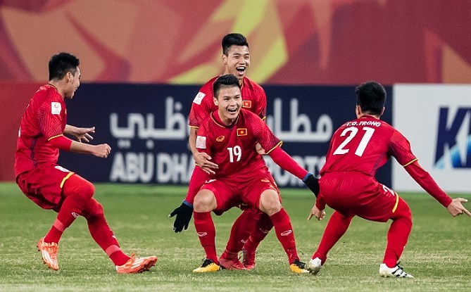 Với đấu pháp hợp lý, U23 Việt Nam đã có bàn mở tỉ số trước do công của Quang Hải với một cú sút xa.