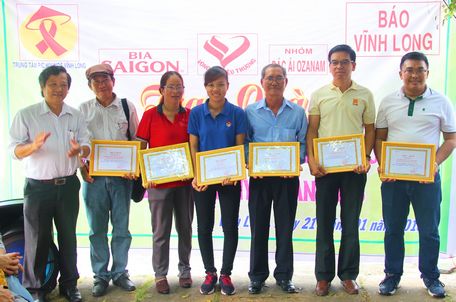 Phó Tổng Biên tập Báo Vĩnh Long Nguyễn Hữu Khánh trao giấy cám ơn cho các nhà tài trợ. 