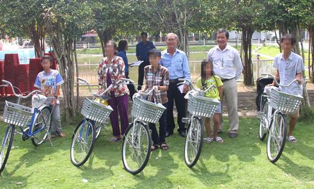 Các em được nhận xe đạp để đi học thuận lợi hơn  
