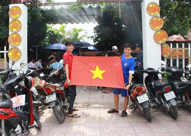 Anh Hà Thanh Sang (bên phải)- luôn tin tưởng Việt Nam “sẽ làm nên kỳ tích”. Ảnh: Thảo Ly