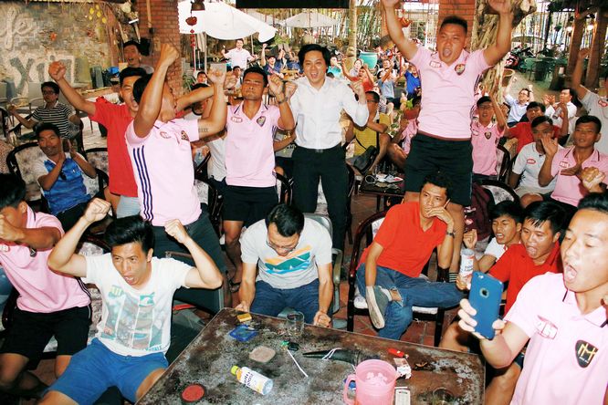 Tại nhiều điểm cà phê rất đông người hâm mộ đang cổ vũ nhiệt tình cho bóng đá U23 Việt Nam. Ảnh: DTHU
