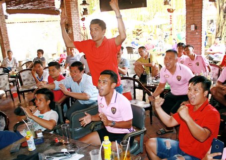Người Vĩnh Long ngất ngây với chiến thắng của U23 Việt Nam - ảnh: DƯƠNG THU 