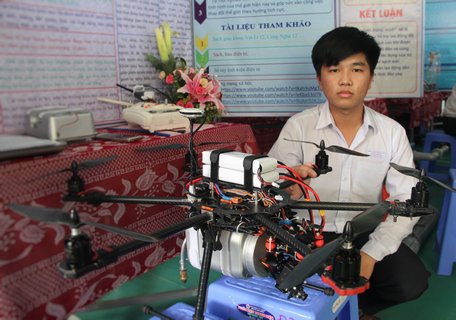 Em Nguyễn Trọng Nhân bên sản phẩm thiết bị bay không người lái đa năng.