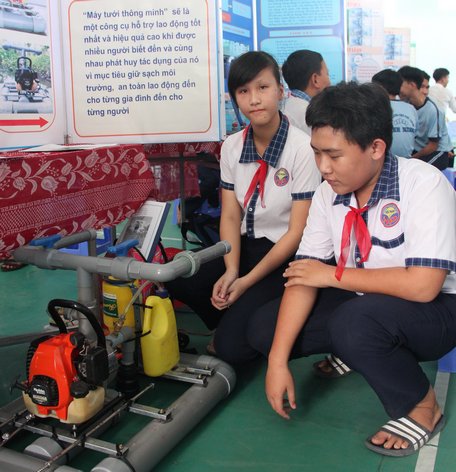 Có nhiều đề tài, dự án do học sinh THCS sáng tạo. Trong ảnh: Các em học sinh bên sản phẩm máy tưới thông minh.