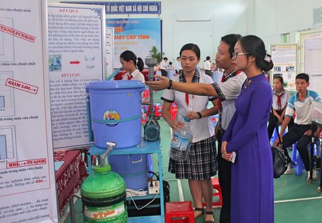 Giám đốc Sở GD- ĐT Nguyễn Thị Quyên Thanh nghe các học sinh trình bày dự án của mình