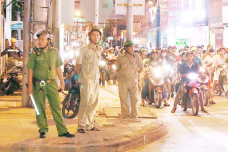 Ngoài lực lượng CSGT, công an và dân quân của các xã, phường cùng hỗ trợ để bảo vệ trật tự, an toàn khi người dân Vĩnh Long xuống đường mừng chiến thắng của đội U23 Việt Nam.