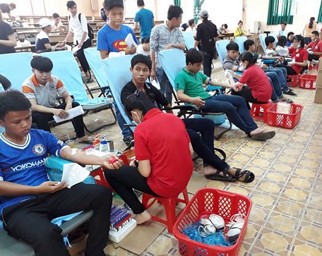 Các hoạt động tình nguyện được đẩy mạnh. Hoạt động hiến máu tình nguyện của ĐH Cửu Long nhiều năm liền được giấy khen của Ban vận động Hiến máu tình nguyện tỉnh.   Ảnh: CAO HUYỀN