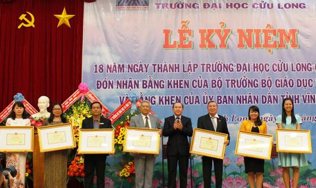 Ông Hà Hữu Phúc trao bằng khen của Bộ GD- ĐT cho đại diện các tập thể Trường ĐH Cửu Long đã có thành tích xuất sắc trong sự nghiệp xây dựng và phát triển trường.
