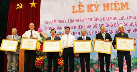 Bí thư Tỉnh ủy Trần Văn Rón trao bằng khen của Bộ GD- ĐT cho 6 cá nhân.