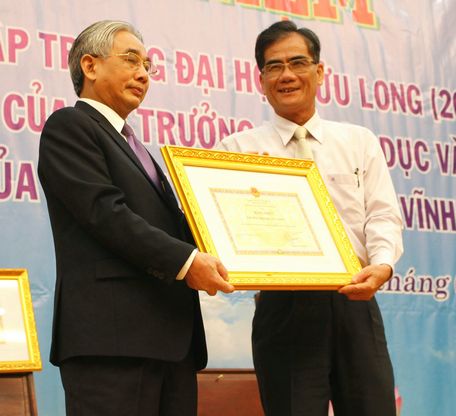  Ông Lê Quang Trung- ủy viên Thường vụ Tỉnh ủy, Phó Chủ tịch Thường trực UBND tỉnh trao bằng khen của UBND tỉnh cho Trường ĐH Cửu Long.