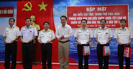 Phó Chủ tịch UBND tỉnh- Lữ Quang Ngời (đứng giữa) tặng quà Bộ Tư lệnh Vùng 5 Hải quân.