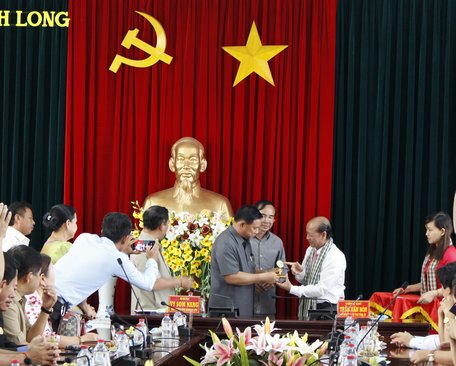Ông Trương Văn Sáu- Phó Bí thư Thường trực Tỉnh ủy, Chủ tịch HĐND tỉnh tặng quà lưu niệm của tỉnh Vĩnh Long cho đại diện đoàn Kampong Speu.