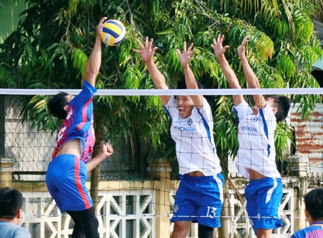  Pha tranh bóng giữa 2 đội bóng chuyền huyện Mang Thít, An Phước (áo trắng) thắng Long Mỹ 2-1.  