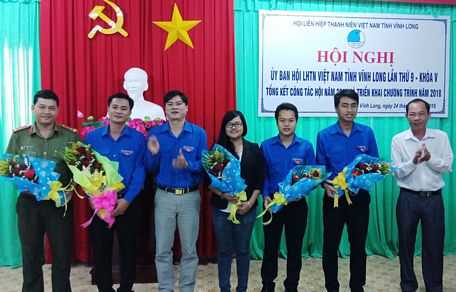 Tặng hoa chúc mừng các anh chị vừa được hiệp thương vào các chức danh chủ chốt Ủy ban Hội LHTN Việt Nam tỉnh.