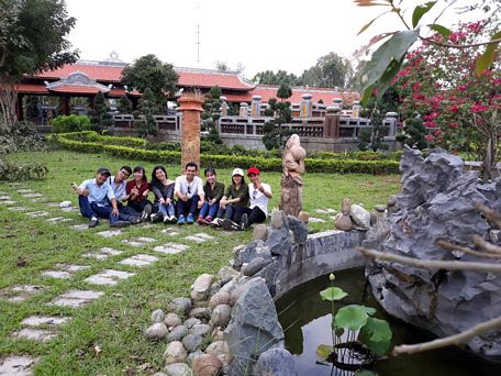 Nhóm bạn của Thanh Hải trong chuyến du xuân 2018 ở Khu du lịch Phương Nam (Đồng Tháp).