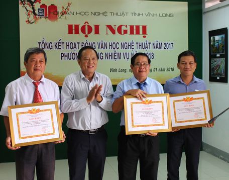 Đồng chí Nguyễn Bách Khoa trao bằng khen cho các tập thể và cá nhân có thành tích trong quảng bá tác phẩm báo chí, văn học nghệ thuật chủ đề học tập và làm theo tư tưởng, đạo đức, phong cách Hồ Chí Minh.