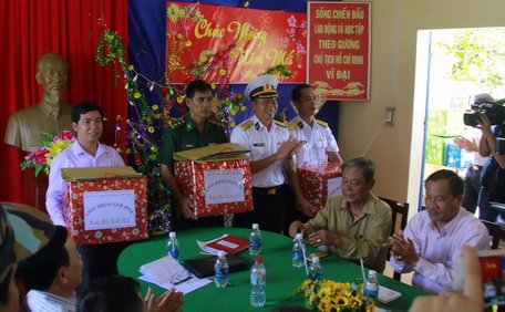 Các đơn vị chúc tết, tặng quà quân dân xã Tiên Hải và Trạm Rađa 625.