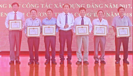 Ông Trần Xuân Thiện- Bí thư Đảng ủy Khối doanh nghiệp tỉnh tặng giấy khen cho các tổ chức cơ sở đảng xuất sắc. 