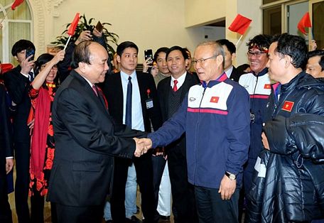 Thủ tướng Nguyễn Xuân Phúc chào đón nồng nhiệt huấn luyện viên và các cầu thủ U23 Việt Nam. (Nguồn: Thông tin Chính phủ)