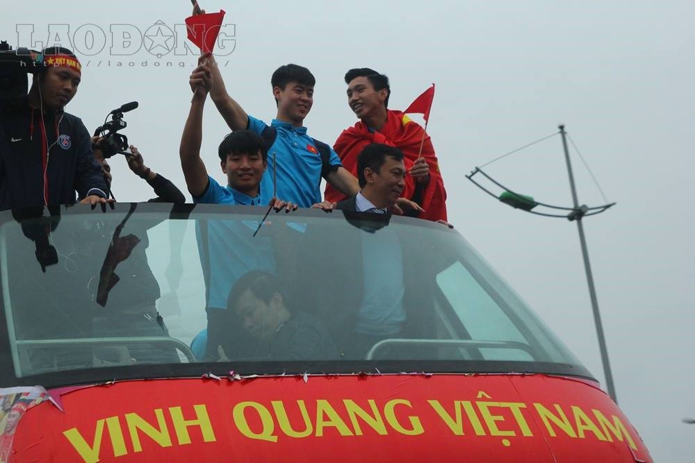 Dòng người đổ về trục đường có xe chở đội đội tuyển U23 Việt Nam đi qua ngày một đông. Nhưng sự hạnh phúc, cảm động hiện rõ trên gương mặt các cầu thủ.